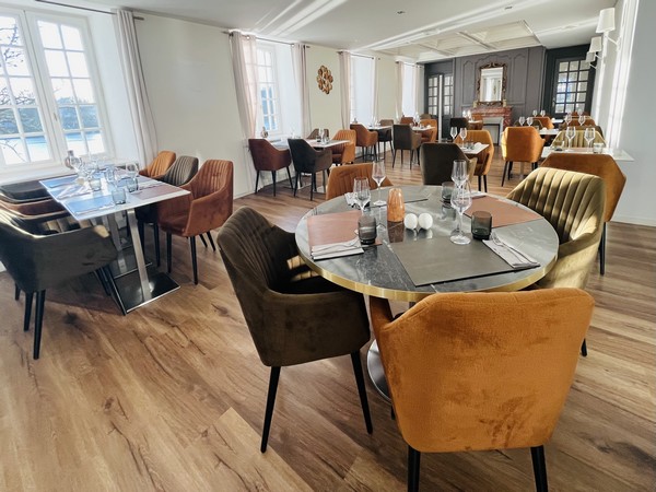 table-mesmeur-salle-resto-neuve